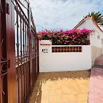 Neptuno Beachfront Retreat With Smart Tvs And Terrace Appartement