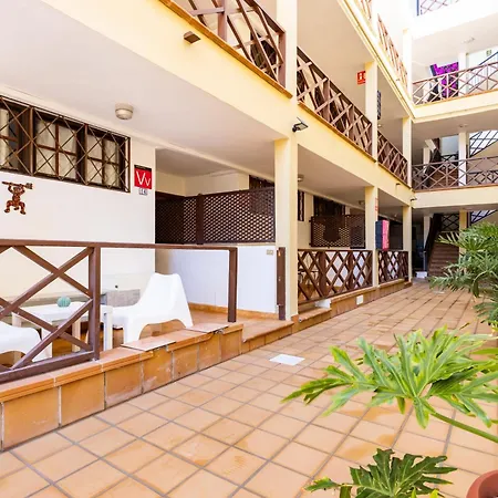 Апартаменты Neptuno Beachfront Retreat With Smart Tvs And Terrace