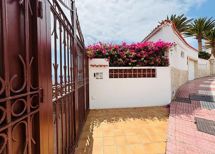 Neptuno Beachfront Retreat With Smart Tvs And Terrace アパート